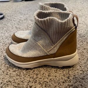 Merrell Women's Tan and Cream Winter Boots